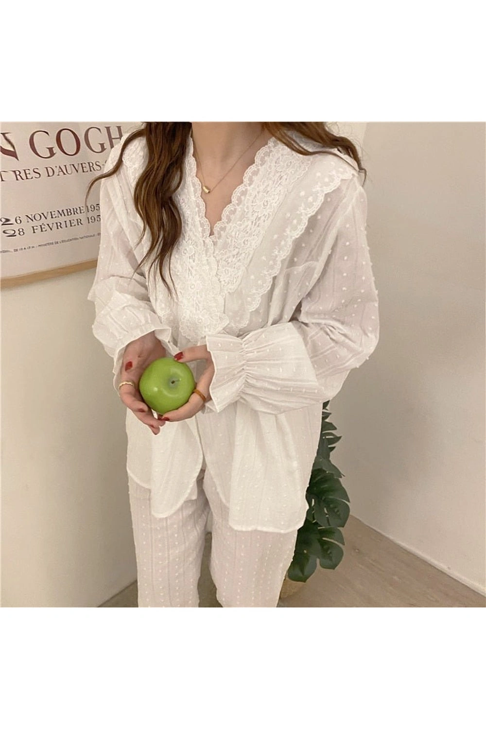 Pijamas de encaje y algodón: Elegancia y confort para noches inolvidables.